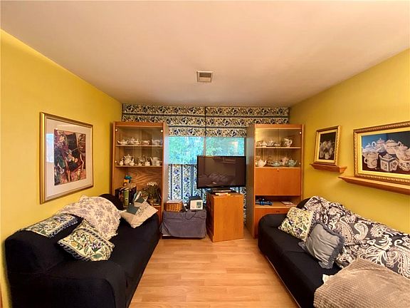 4th image of 562 Buchanan Ave #A