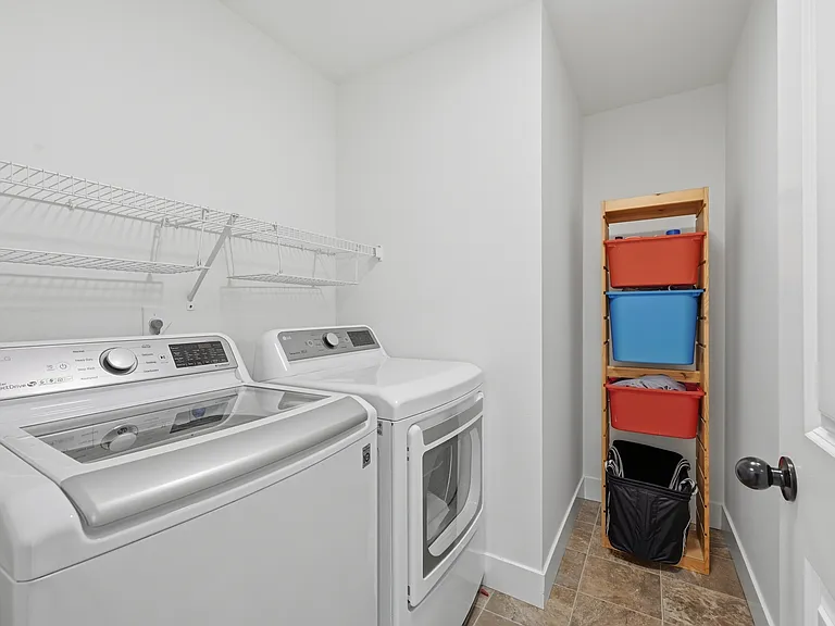 9330 Templeton Ave SE — Photo 8