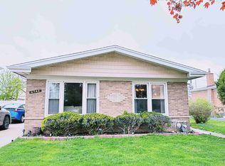 6742 W Forest View Ln, Niles, IL 60714