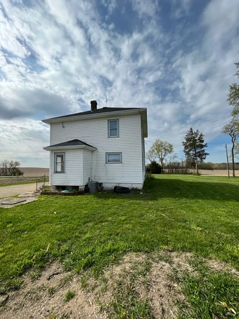 3 bed, 1.5 bath, 1352 sqft, $2,095 — Photo 3