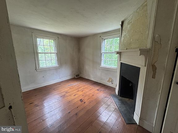 4th image of 1354 Oxford Valley Rd
