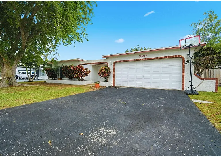 920 NW 92nd Ave — Photo 1