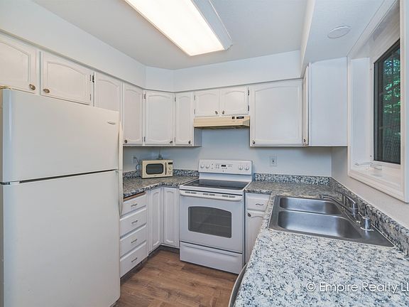5th image of 1070 Evergreen St