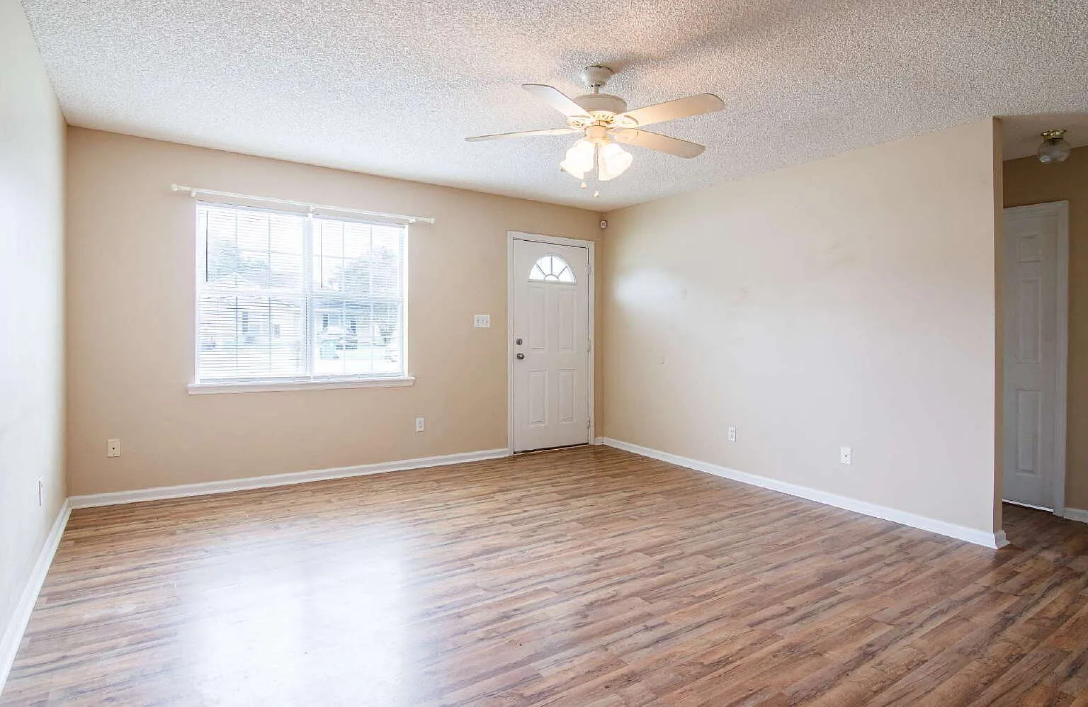 3 bed, 2.0 bath, 1206 sqft, $1,350 — Photo 2
