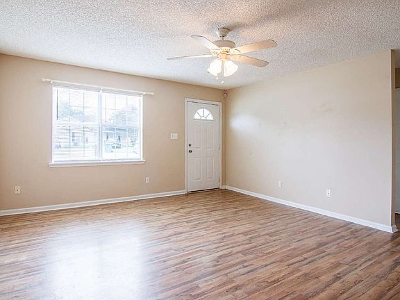 2nd image of 1719 Largo Cir