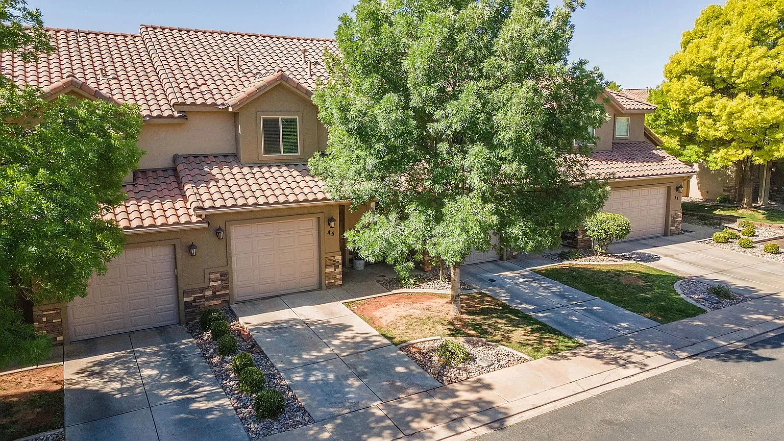 3 bed, 2.5 bath, 1550 sqft, $1,900 — Photo 2