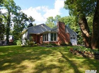 7 Milford Dr, Locust Valley, NY 11560
