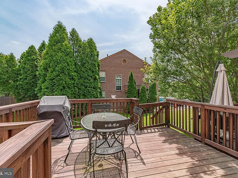 106 Fir Dr — Photo 2