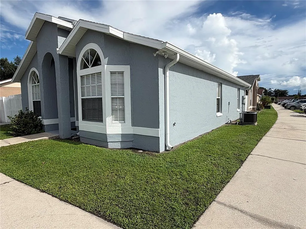 4 bed, 2.0 bath, 1263 sqft, $1,900 — Photo 2