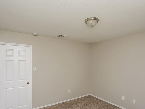 4th image of 314 Pin Oak Ln