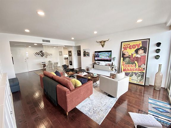 4th image of 2016 Main St APT 2105