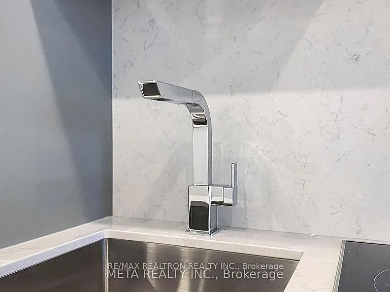 39 Roehampton Ave #4301 — Photo 9