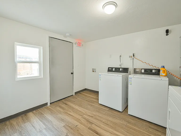 225 NW 24th St #F — Photo 8