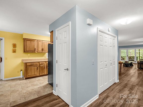 4th image of 405 N Scarlet Oak Ln