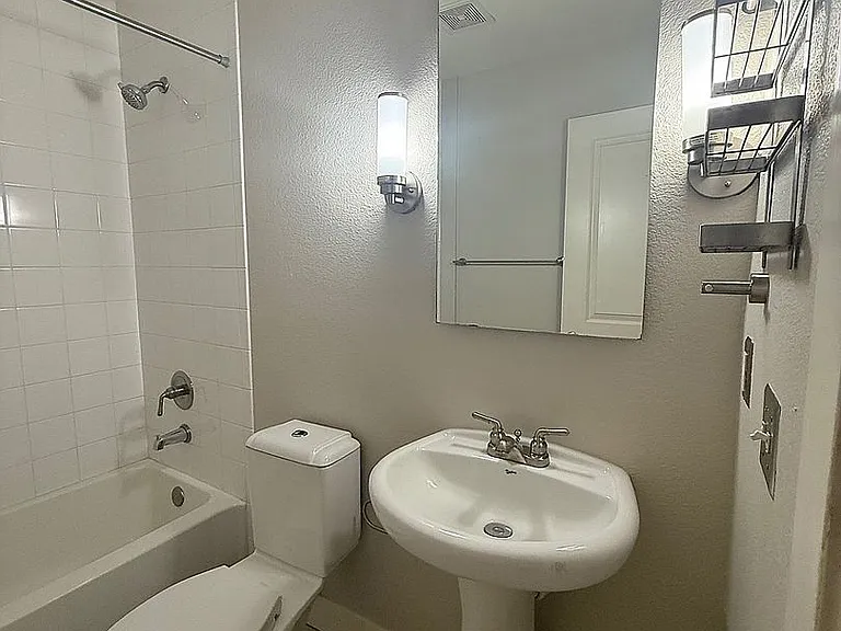 2240 N Clay St #205 — Photo 7