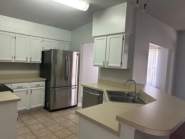 3 bed, 1461 sqft, $2,000 — Photo 3