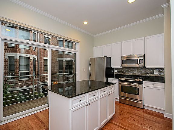3rd image of 1733 W Belmont Ave