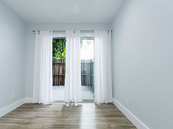 5th image of 1636 N Fuller Ave APT 1C