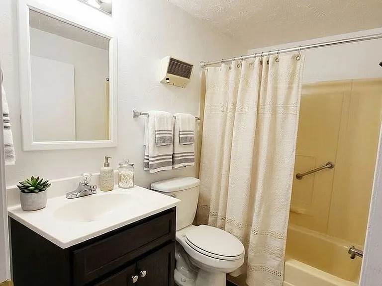 Royal Oaks Apartments — Photo 15