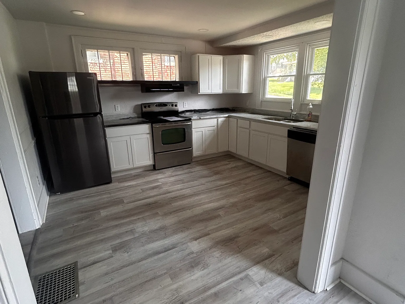 3 bed, 1200 sqft, $2,095 — Photo 3