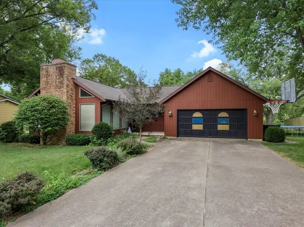 915 Oakview Ct, Mount Zion, IL 62549