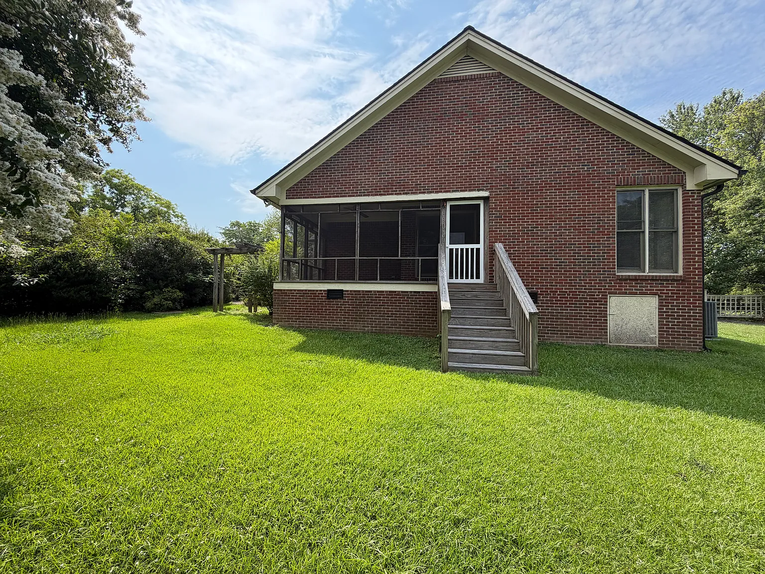 3 bed, 1556 sqft, $1,900 — Photo 2