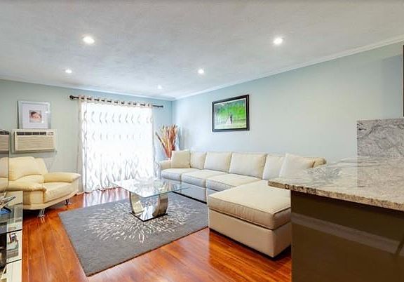 3rd image of 1100 Governors Dr APT 18