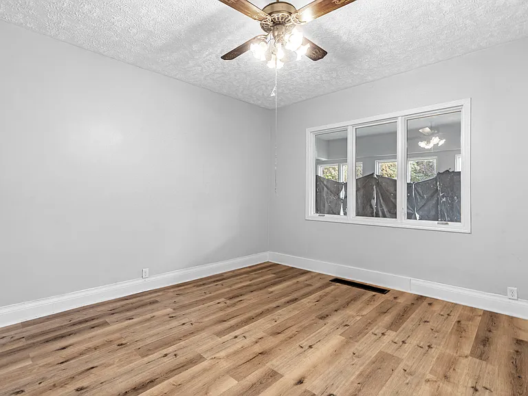 2124 Maple St — Photo 4