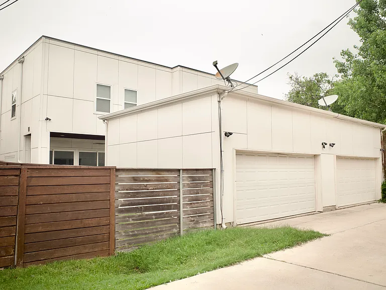 207 Adrian Dr — Photo 15