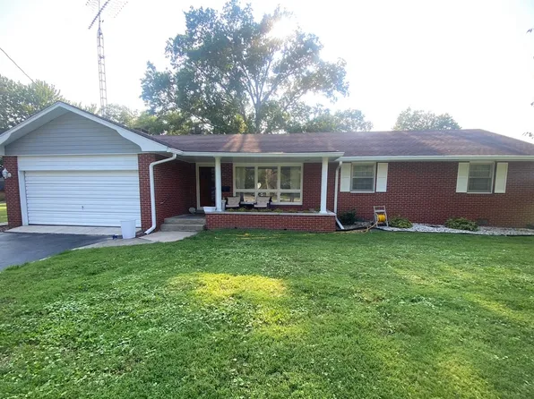 624 Washington St SW, Clay City, IL 62824