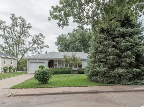 2827 S 38th St, Omaha, NE 68105