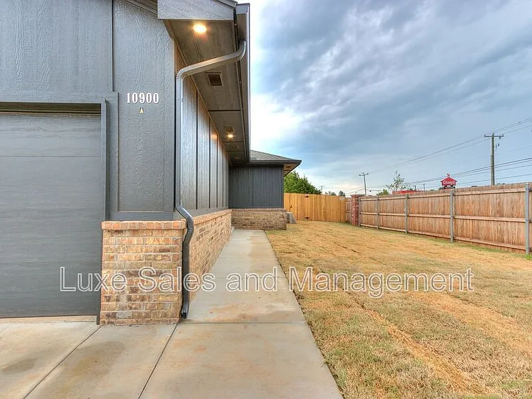 8012 NW 110th Dr — Photo 3