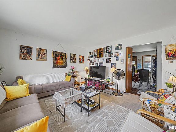 3rd image of 21 Lexington Ave