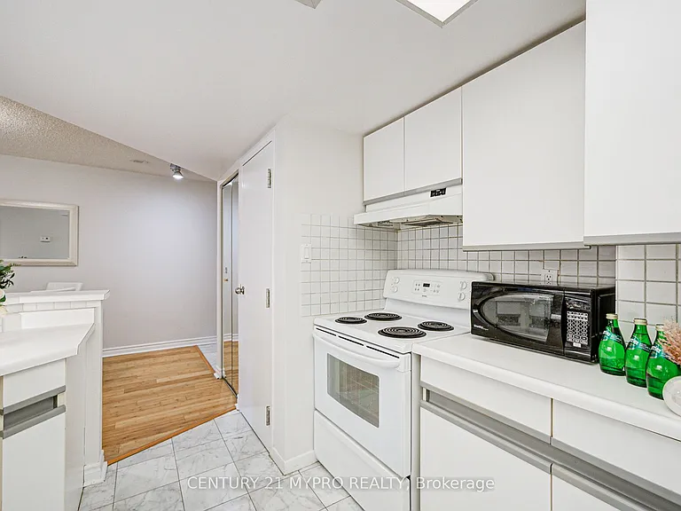 1001 Bay St #1506 — Photo 16
