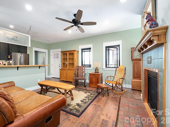 3rd image of 55 Laurel Rdg