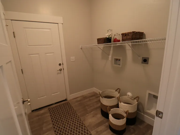 124 W Silver Springs Dr — Photo 6
