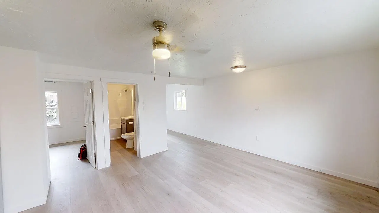 11518 NE Sandy Blvd — Photo 2