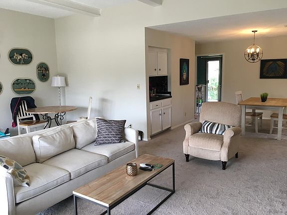Living Room / Wet Bar / Dining area.