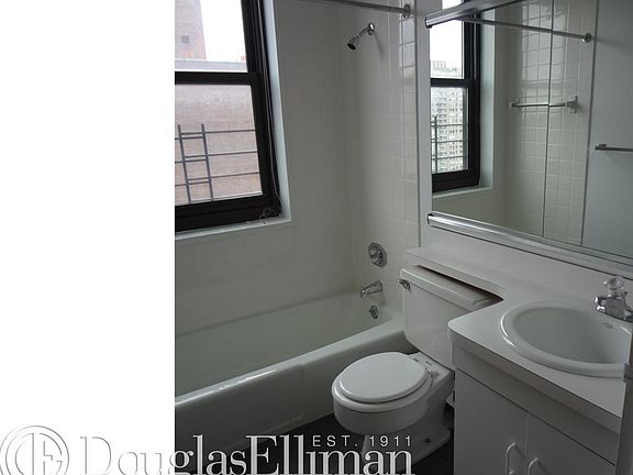 3rd image of 200 E 72nd St APT 33G