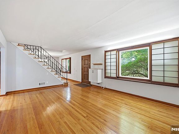 5th image of 243 Woodland Ave