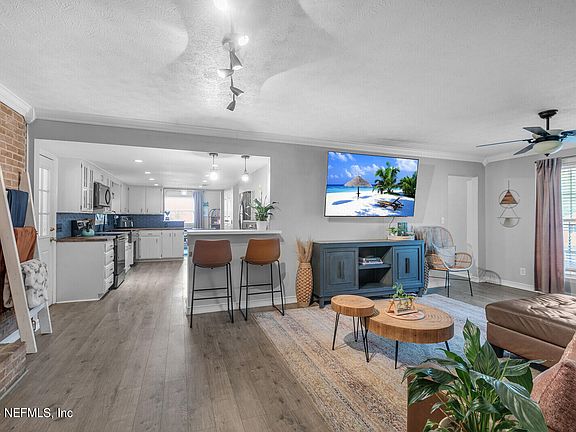4th image of 1557 MONTROSE Avenue E