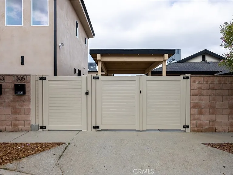 10051 Amestoy Ave — Photo 21
