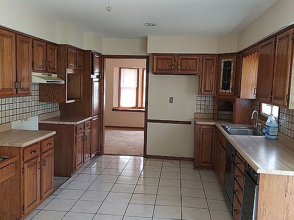 4th image of 300 E 99th St