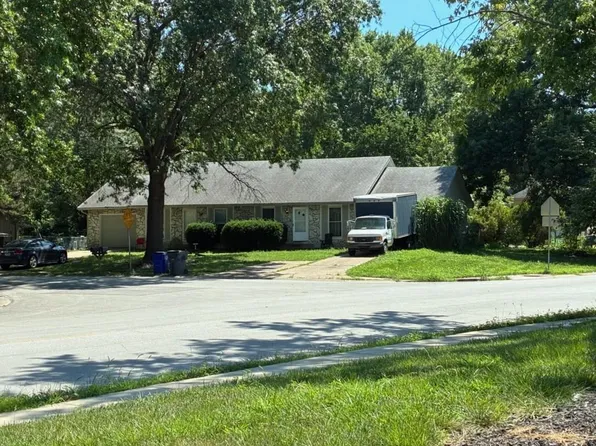 1501 E Haven Ln, Olathe, KS 66062