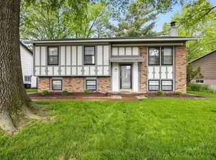 2375 Meadowpark Ct, Maryland Heights, MO