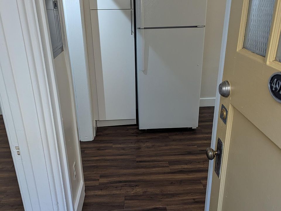 Entry into the apartment.