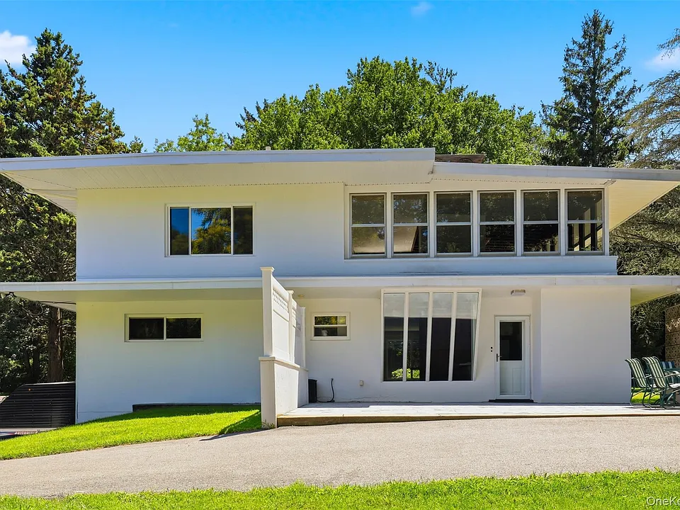 58 Carolyn Rd E