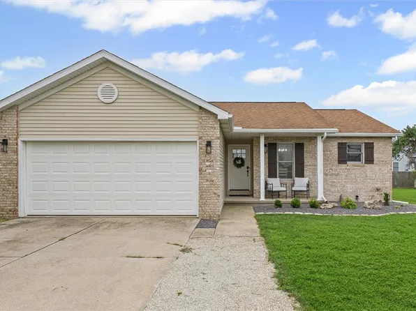 1109 Meadow View Ct, Mattoon, IL 61938