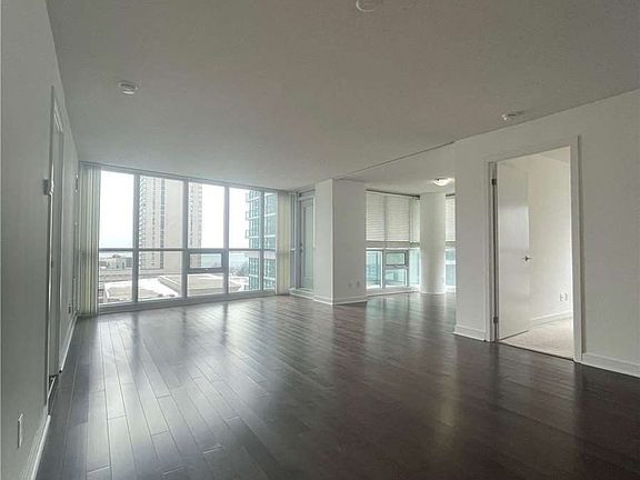 3rd image of 18 Harbour St #1010