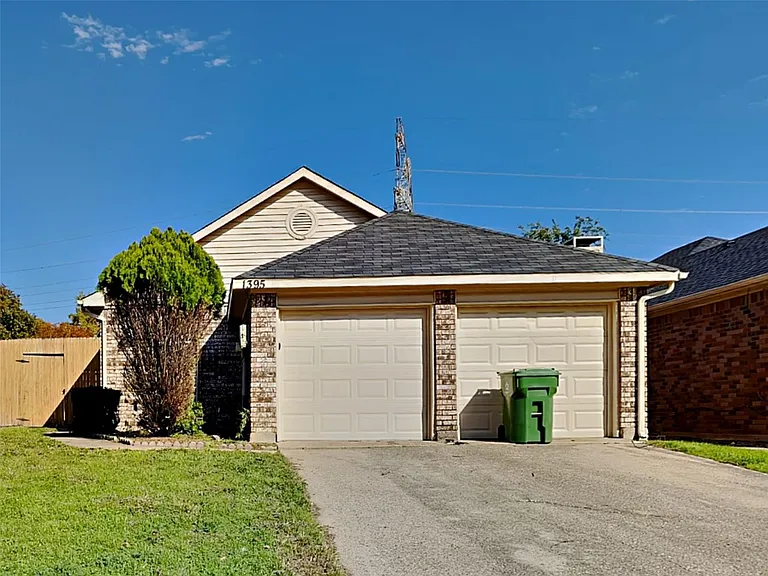 1395 Chinaberry Dr — Photo 1